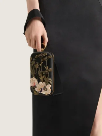 Avondclutch met bloemenborduursels en strik