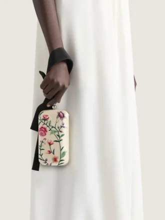 Avondclutch met bloemenborduursels en strik