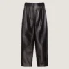 Broek met dubbele plooien van leer Broek met dubbele plooien van leer