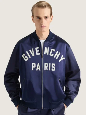 Couture-bomberjack in satijn met geborduurde Givenchy Paris-tekst