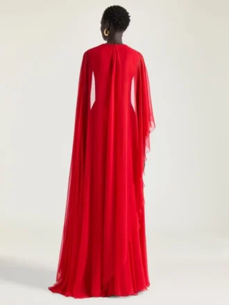Gedrapeerde avondjurk van chiffon met cape