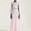 Gedrapeerde avondjurk van chiffon met kristallen en cape Gedrapeerde avondjurk van chiffon met kristallen en cape
