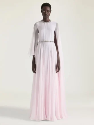 Gedrapeerde avondjurk van chiffon met kristallen en cape Gedrapeerde avondjurk van chiffon met kristallen en cape