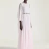 Gedrapeerde avondjurk van chiffon met kristallen en cape Gedrapeerde avondjurk van chiffon met kristallen en cape