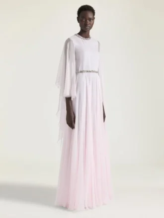 Gedrapeerde avondjurk van chiffon met kristallen en cape Gedrapeerde avondjurk van chiffon met kristallen en cape