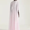Gedrapeerde avondjurk van chiffon met kristallen en cape Gedrapeerde avondjurk van chiffon met kristallen en cape