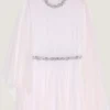 Gedrapeerde avondjurk van chiffon met kristallen en cape Gedrapeerde avondjurk van chiffon met kristallen en cape