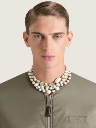 Ketting van metaal, parels en kristallen