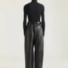 Broek met dubbele plooien van leer Broek met dubbele plooien van leer