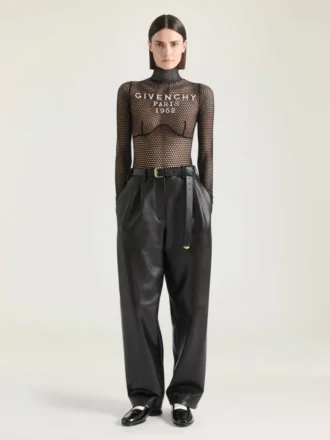 Lichaam van mesh met Givenchy-signatuur