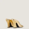 Mules met hak en sculpturale vorm in leer met spiegeleffect Mules met hak en sculpturale vorm in leer met spiegeleffect