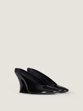 Mules met hak en sculpturale vormgeving van lakleer