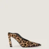 Mules met puntige hak van leer met pony-effect en luipaardprint Mules met puntige hak van leer met pony-effect en luipaardprint