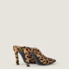 Mules met puntige hak van leer met pony-effect en luipaardprint Mules met puntige hak van leer met pony-effect en luipaardprint