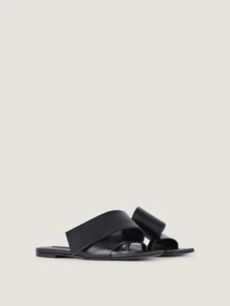 Platte sandalen met vierkante neus van leer Platte sandalen met vierkante neus van leer