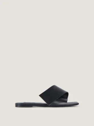 Platte sandalen met vierkante neus van leer Platte sandalen met vierkante neus van leer