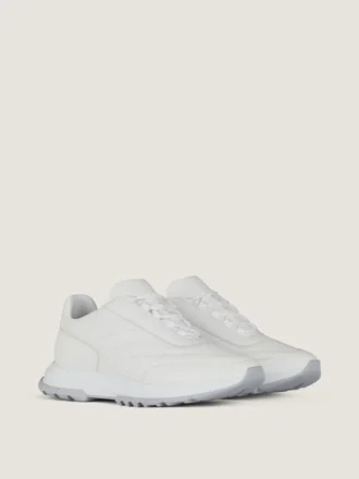 Sneakers van glanzend gewatteerd leer