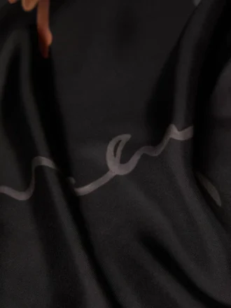 Zijde vierkant met veelkleurige Givenchy-signatuur
